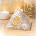 Orgonit-Pyramide »Selenit mit Blume des Lebens«