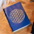 Ledergebundenes Notizbuch »Lebensblume blau/gold«