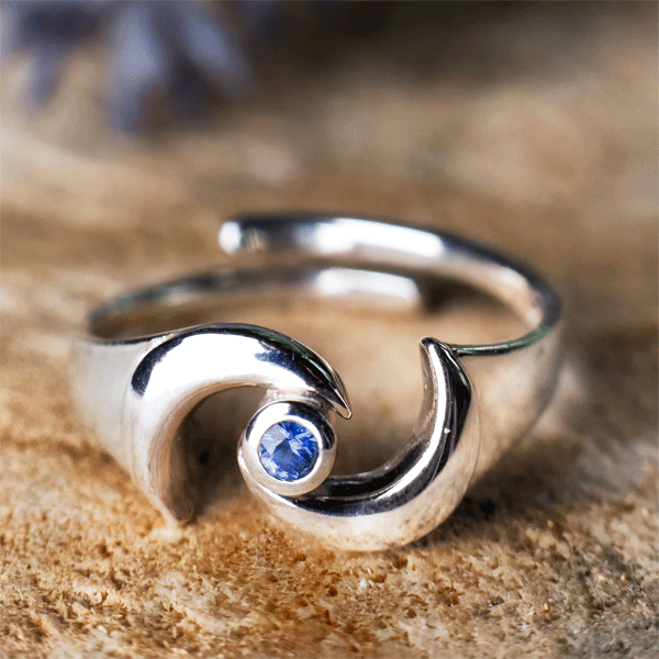 Ring der Erdgöttin - mit blauem Saphir, Silber